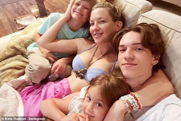 1709524330 125 Kate Hudson twins with her five year old daughter Rani as they