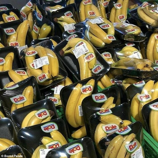 These bananas, from the Irish-American company Dole, shocked buyers with their packaging, as they were wrapped in plastic film and placed on a tray.