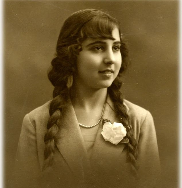 Morera was born in San Francisco in 1907, when the city was suffering a second wave of bubonic plague, but her family made the decision to return to Spain in 1915. Photograph of María from 1925, when she was only 18 years old.