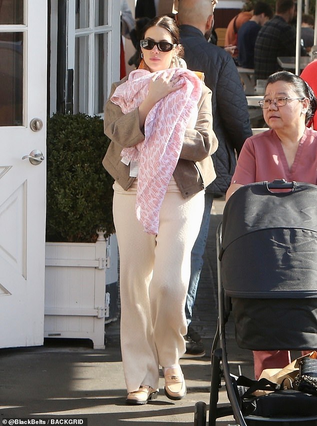 Maintaining a low-key appearance behind dark sunglasses, the actress lovingly wrapped her baby in a lovely pink blanket, gently cradling her during the stroll.