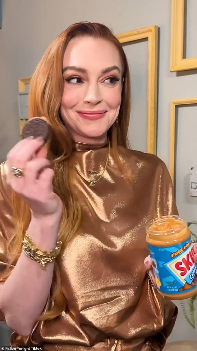 The Mean Girls actress then dipped an Oreo directly into Skippy's jar and gave Annie a knowing smile.