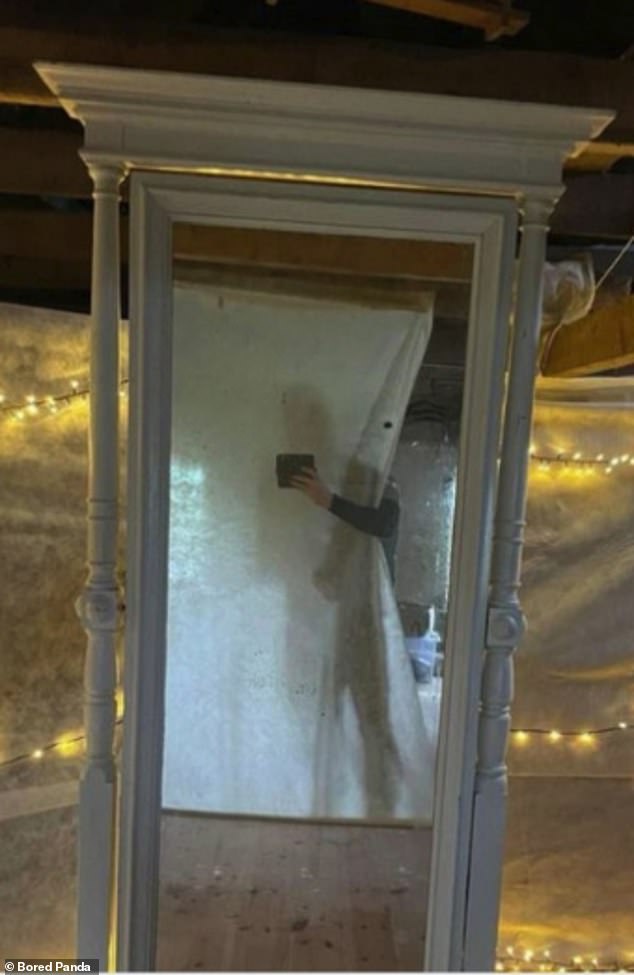 Despite the attempt to hide behind a curtain, the seller's entire silhouette was visible, so it is fair to describe this attempt as a failure.