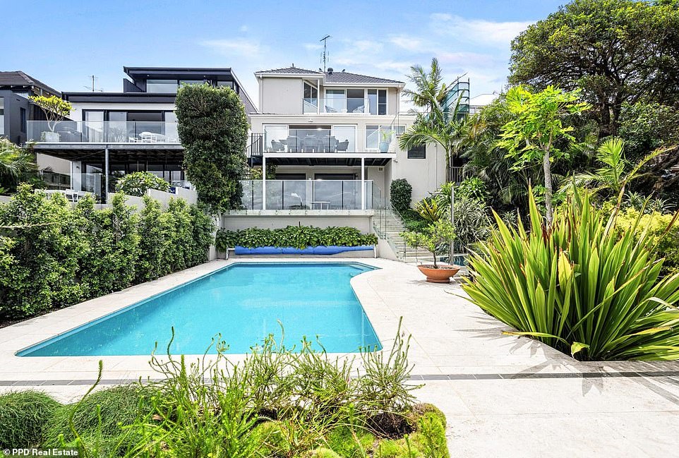 The luxurious modern-traditional pad is located in the affluent eastern Sydney suburb of Brontë, seven kilometers from the CBD.