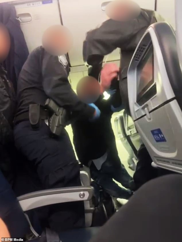 Border police arrest drunk man on plane