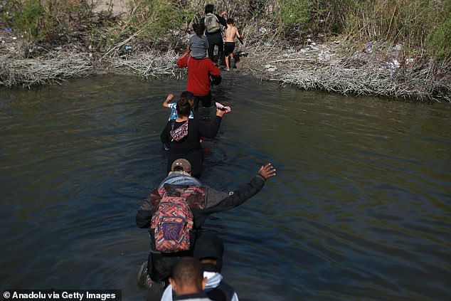 Groups of migrants of different nationalities arrive at the Rio Grande, to cross it and surrender to the US authorities in El Paso
