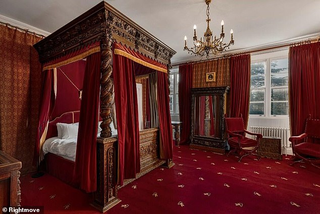 Visitors to the castle can spend the night in one of the four-poster beds or in one of the holiday homes located on the grounds.