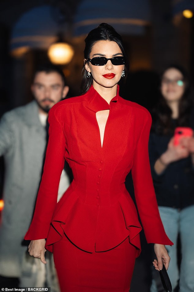 The sophisticated long-sleeved outfit featured mini button details that highlighted her tiny waist and hourglass silhouette.