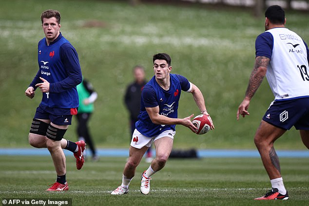 Thibaud Flament (in the photo with the ball) returns to training and will start for France