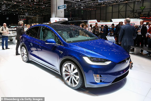 It is said that Chao made a mistake with the gear lever of his metallic blue Tesla, here the model is seen, putting the car in reverse and jumping into a pond.