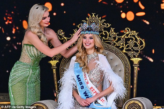 Krystyna received the dazzling crown on her head today in India from Miss World 2022, Karolina Bielawska, a Polish model.