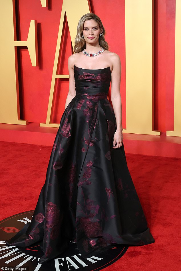 Sara exuded classic Hollywood glamor in a beautiful black and burgundy off-the-shoulder gown by Zuhair Murad paired with Pasquale Bruni jewelry