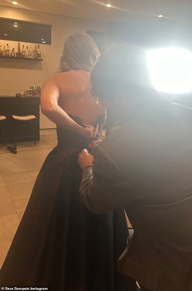 Sara shared some snaps from the preparations for the Oscar party to her Instagram stories, including one of Ray helping to zip up her dress