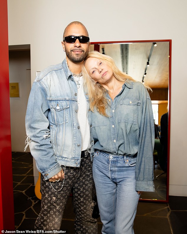 Anderson was dressed in a billowing denim button-up, high-waisted loose jeans and sandal heels