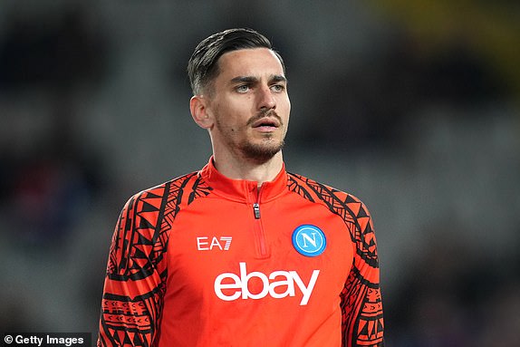 BARCELONA, SPAIN - MARCH 12: Alex Meret of SSC Napoli watches during the warm-up prior to the 2023/24 UEFA Champions League Round of 16 second leg match between FC Barcelona and SSC Napoli at the Estadi Olimpic Lluis Companys on March 12, 2024 in Barcelona, ​​Spain. (Photo by Alex Caparrós/Getty Images)