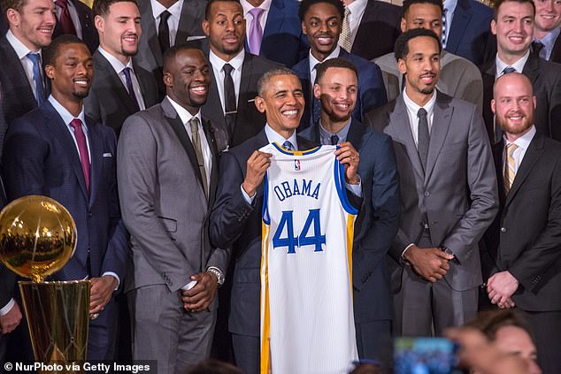 Barack Obama (center) appears next to Stephen Curry (right) and other Warriors in 2015