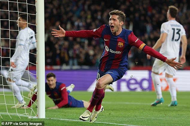 Sergi Roberto celebrates with joy after seeing the Pole lead his team 3-1 that night.