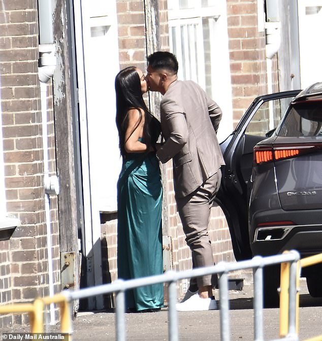 Hotties Jade Pywell and Ridge Barredo also looked to be going from strength to strength as they shared a kiss upon arriving at the dinner party