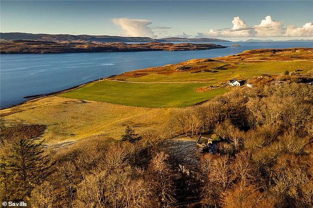Kingsburgh House is located on the northern part of Syke Island, eight miles north of the town of Portree.