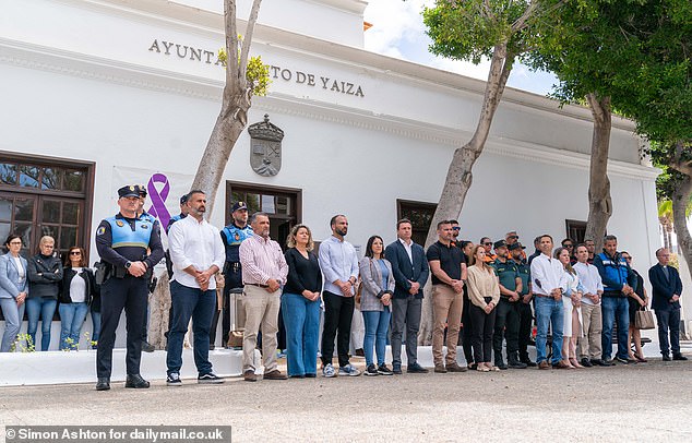 A minute of silence was held in the center of Yaiza in front of the mayor's office, where neighbors came to show their respect.