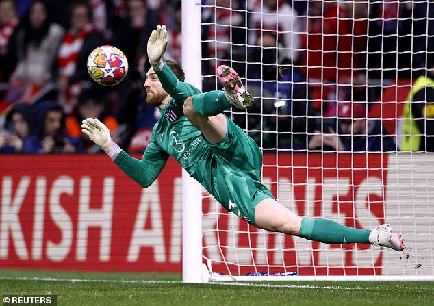 Jan Oblak saved Sánchez's tame shot, the first of his two saves in the penalty shootout
