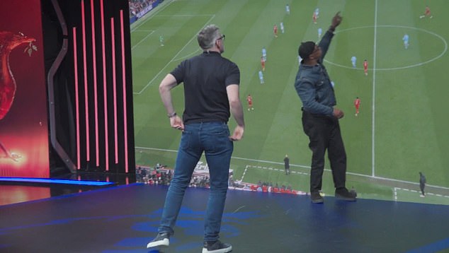 The clip shows Ian Wright explaining how Darwin Núñez could improve his movement.