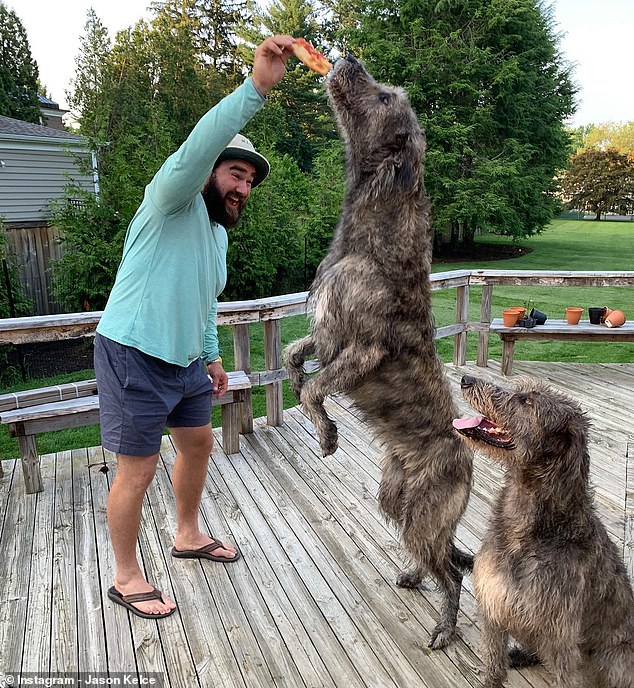 Jason had previously shown the height of their two dogs with a funny Instagram post
