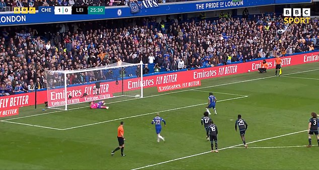 His penalty went straight into the center of the Leicester goalkeeper, wasting the opportunity to make it 2-0.