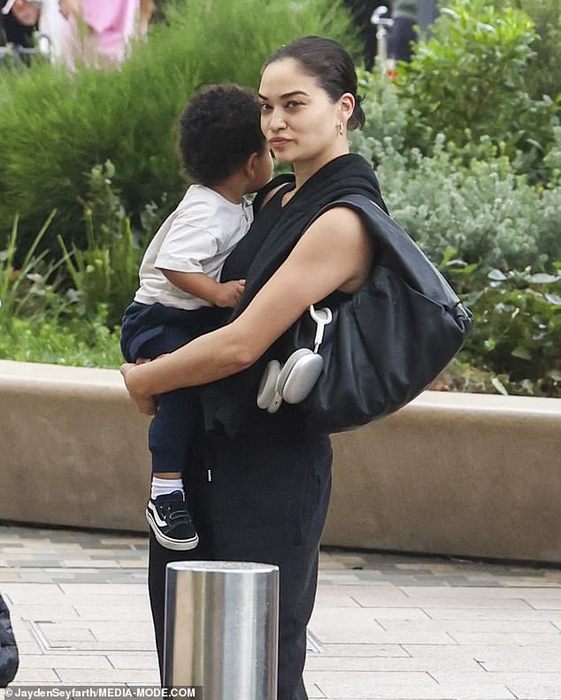 Shanina wore black sweatpants and a sleeveless top along with a pair of New Balance sneakers.