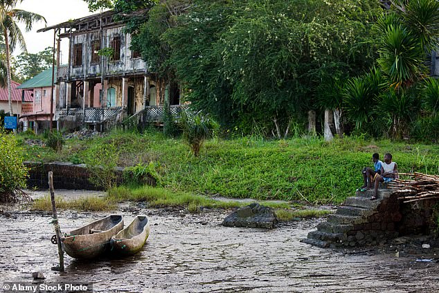 Most of the island's 40,000 inhabitants live in Bonthe.  The photo shows dilapidated buildings in the neighborhood