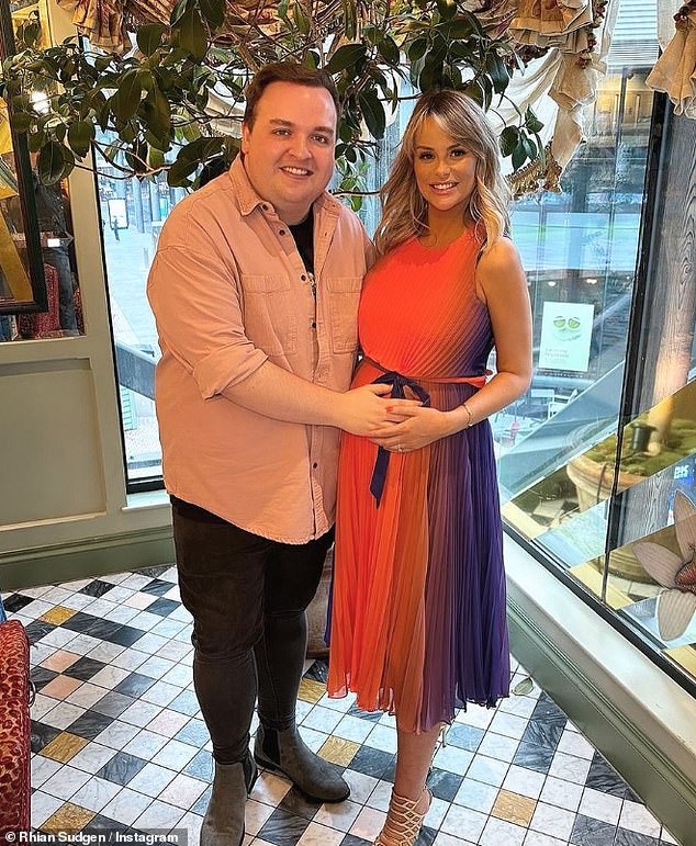 The mum-to-be, who is due to arrive on May 4, looked sensational as she stunned in a stunning floaty orange and deep blue dress while posing with her manager Lee Bennett.