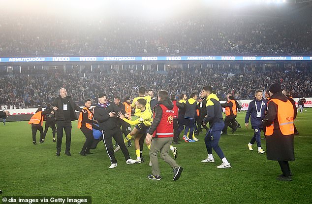 Trabzonspor fans invaded the pitch and attacked Fenerbahçe players on Sunday evening.