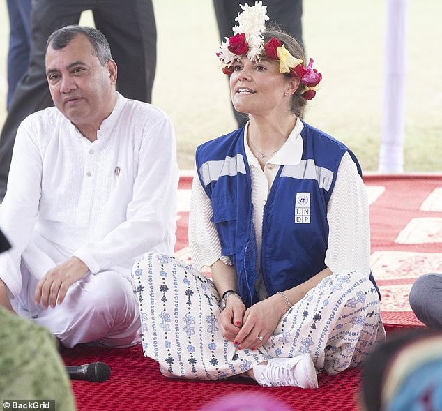Victoria adopted the tradition by sitting cross-legged on the floor while wearing a flowered headpiece