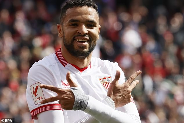 Youssef En-Nesyri and Quique Sanchez Flores probably won't be together at Sevilla next season