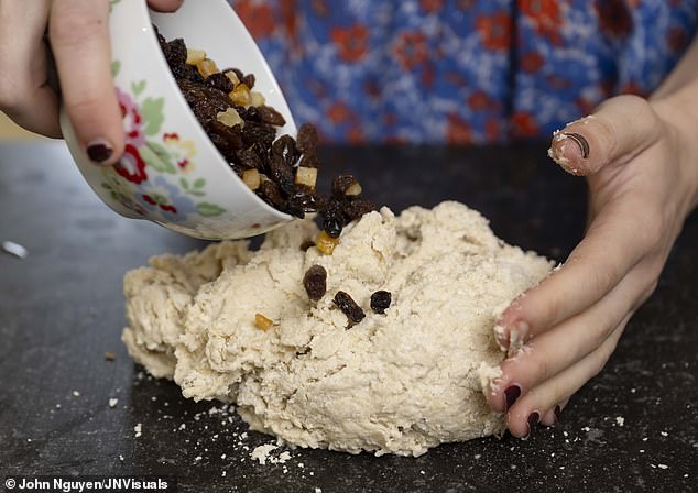 I come back the next evening, quickly knead the cold dough again and mix in 160 g of raisins and 100 g of chopped candied citrus peel.