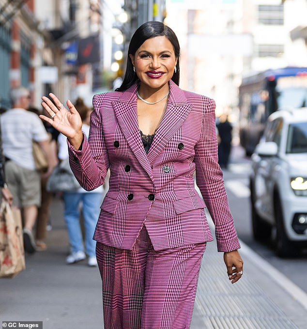 1711012901 820 Mindy Kaling gushes over Kate Hudson as they work together