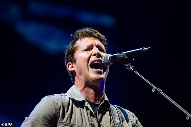 Carrie also struck up an unlikely friendship with British singer-songwriter James Blunt.