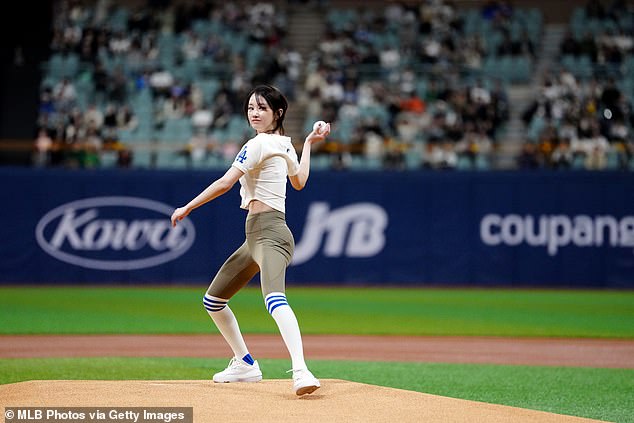 Jong-seo threw out the first pitch before a Dodgers game in their Seoul Series on Sunday