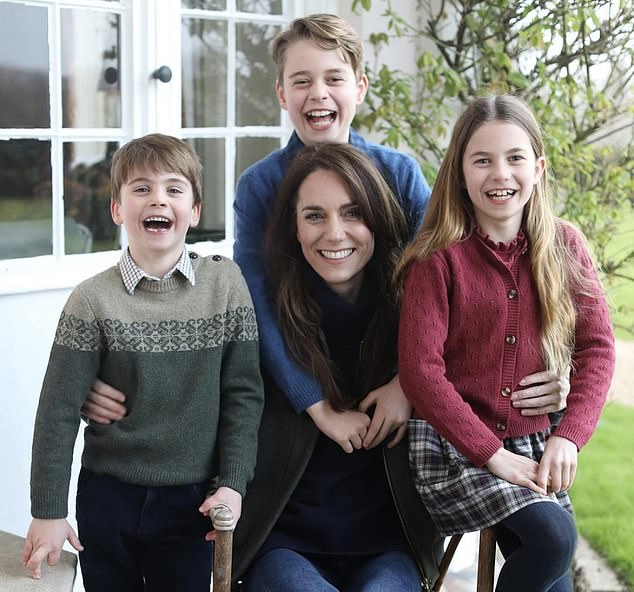 Is this really Kate Middleton with her children? Or a photo falsified by Buckingham Palace?