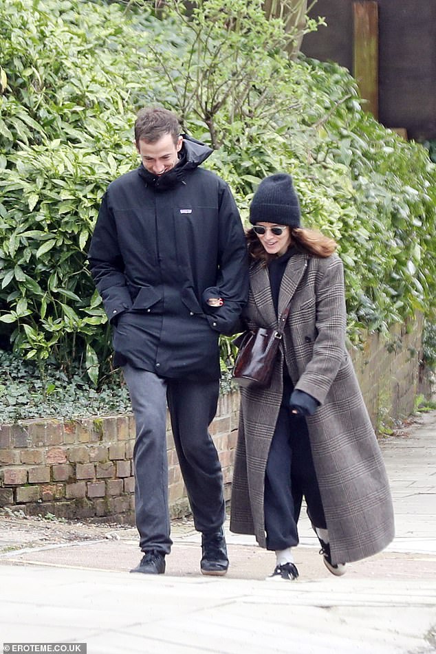 Claire opted for an understated ensemble, wearing a casual black hoodie and matching joggers.