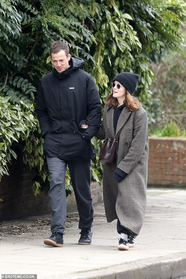 Meanwhile, Charlie bundled up in an oversized black coat, paired with gray pants and plain sneakers.