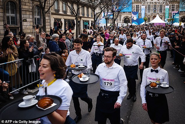1711312170 305 Ready steady eau Paris waiters race which sees hundreds of