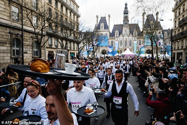Contestants must only carry the tray, which includes a classic French breakfast consisting of coffee, a croissant and a glass of water, with one hand and not a single drop must be spilled. Judges were present at the end of the race to check the trays for spills.