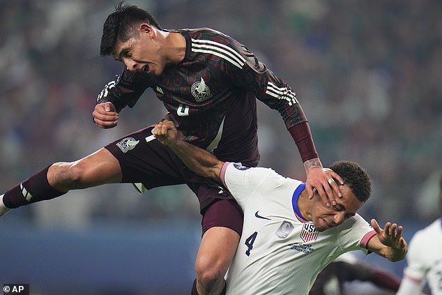 The match became tense in the second half: Mexican Edson Álvarez (left) received a yellow card.