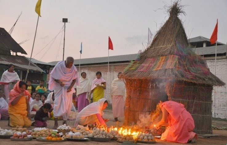 Members of the Meitei community, the majority of whom are Hindus, pray on the first day of the five-day Yaosang, or Holi (True)