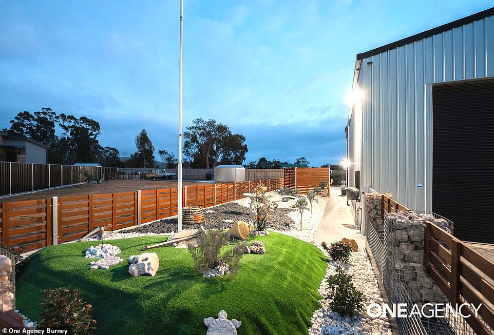 Outside, the 1,200 m² double block features a spectacular lawn, a small storage shed and a pebble flowerbed with nautical-style decorations.