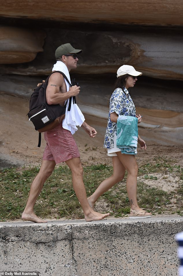 Jono and Ellie were later seen packing their bags and leaving the beach together.