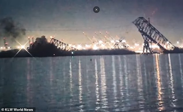 A live broadcast showed the disaster unfold, with the ship crashing into a pile supporting the central part of the bridge. The road and the steel arches immediately fall into the water.