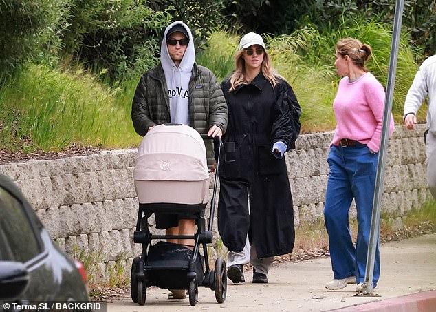 The couple was joined on the walk by Suki's mother Elizabeth, who was wearing a bright pink sweater and jeans.
