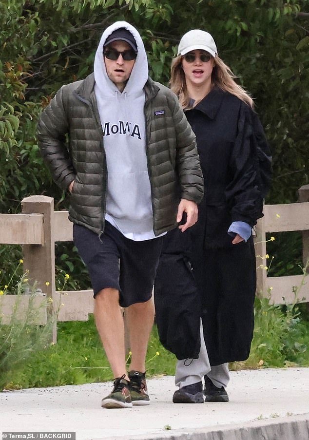 Suki completed her outfit with gray sweatpants and black sneakers.