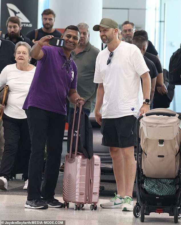 The 36-year-old sported a low-key look consisting of a simple white T-shirt and black shorts as he posed for selfies with eager fans on the luggage carousel.